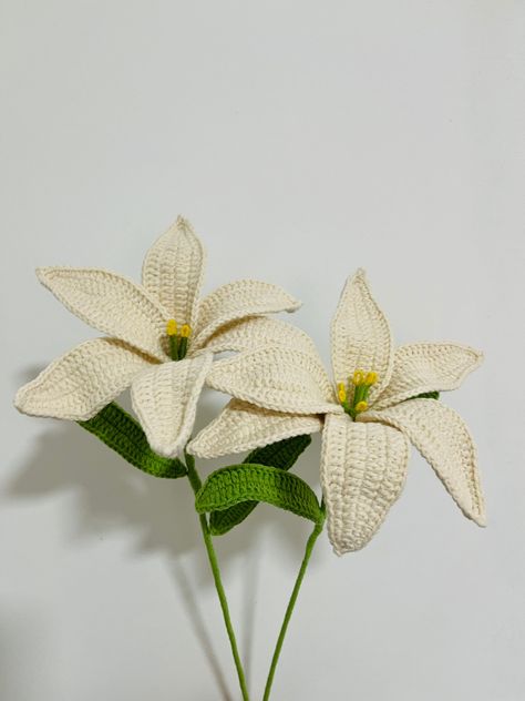 Crochet Lily, White Lily Flower, Crochet Garden, Crochet Flowers Easy, Crochet Flowers Free Pattern, Crochet Stitches For Blankets, Crochet Bouquet, Crochet Wedding, Floral Crochet