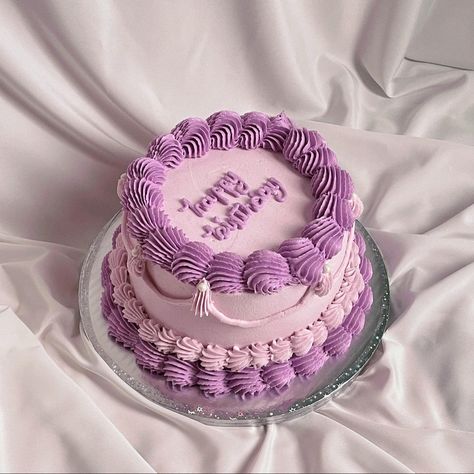 Vintage Birthday Cakes Circle, Aesthetic Cake Circle, Vintage Bento Cake Design, Lilac Vintage Cake, Small Circle Cake, Vintage Cake Circle, Vintage Cake Round, Vintage Circle Cake, Circle Vintage Cake