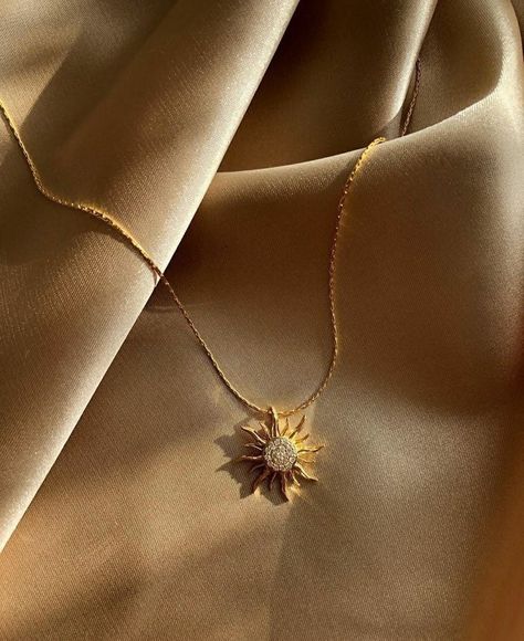 Gold Necklace for Women | Gold Necklace Design | Gold Necklaces Accessories | Gold Jewelry | Gold Jewellery | Minimal Gold Jewelry Classy Necklace Aesthetic, Chain Pendent Designs Gold Women, Gold Jewelry Simple Necklace Classy, Gold Chain With Locket, Chain Lockets Gold Simple, Classy Jewelry Gold, Elegant Gold Necklace, Locket Design, Neck Pieces Jewelry