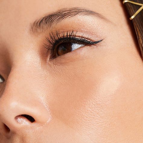 Setting Powder vs. Finishing Powder: the Need to Know & Best Products | IPSY Apply Liquid Eyeliner, How To Do Winged Eyeliner, Eyeliner Wing, Eyeliner Techniques, How To Do Eyeliner, Round Face Makeup, Eye Cream For Dark Circles, Best Eye Cream, Makeup Pro