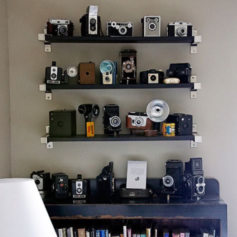 Cameras on shelf. Yes. Camera Organization, Photography Display, Fotocamere Vintage, Camera Decor, Camera Display, Casa Retro, Walls Ideas, Camera Collection, Antique Cameras