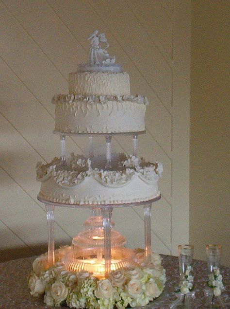 Tiered Wedding Cake With Fountain, Fountain Wedding, Fountain Wedding Cakes, Cakes Beautiful, Bling Wedding Cakes, Unfrosted Cake, Fancy Wedding Cakes, Extravagant Wedding Cakes, Fountain Cake