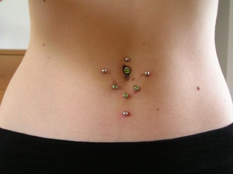 Double Navel Piercing, Back Dimple Piercings, Piercing Styles, Stomach Piercings, Bellybutton Piercings, Mod Jewelry, Cool Piercings, Labret Piercing, Dermal Piercing