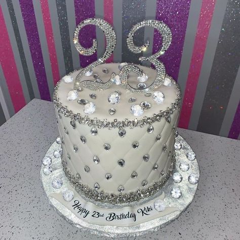 Bling Cakes Birthday Diamonds, Bling Cakes Birthday, Baddie Cake Ideas, Bling Birthday Cake, Baddie Birthday Cake, Baddie Cake, 21st Birthday Party Decor, Birthday Cake Crown, Birthday Cake Cheesecake