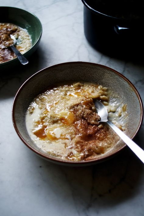 Sticky toffee banana rice pudding - Nigella Eats Everything Winter Puddings, Pudding Caramel, Banana And Rice, Rice Pudding Recipes, Creamy Rice Pudding, British Desserts, Toffee Sauce, Creamy Rice, Comfort Food Recipes Dinners