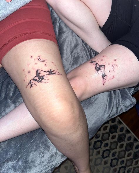 A Court Of Throne And Roses Tattoo, Mountains Above Knee Tattoo, Rhysand Tattoos Knee, Illyrian Tattoo Acomaf, Night Court Tattoo Simple, Acotar Tattoos Rhysand Knees, Night Court Knee Tattoo, Acotar Mountain Tattoo Knee, Rhysand And Feyre Tattoo Ideas