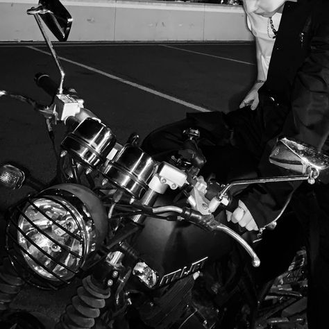 Sunghoon Bnw Icons, Sunghoon Motorcycle, Sunghoon Details, Sunghoon Black, Bnw Icons, Enhypen Details, Black Aesthetic Icon, Black Icons Aesthetic, Icons Dark Aesthetic