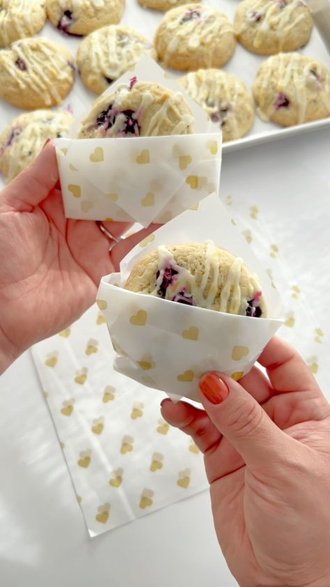 Erika Aguilar | Here’s another look on packaging your cookies with parchment paper 🙌🏼 I think I like this one better ☺️ Happy Baking✨ #lemoncookies… | Instagram Cookie Wrapping Ideas, Lemon Blueberry Cookies, Summer Cookie, Blueberry Cookies, Summer Cookies, Cookie Packaging, Lemon Cookies, Paper Packaging, Lemon Blueberry