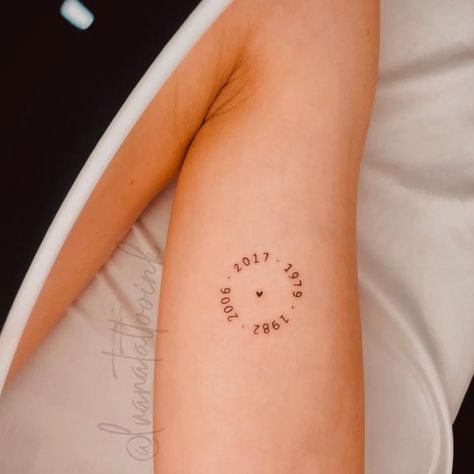 Birthdate Tattoo, Datum Tattoo, Family Tattoo Designs, Birthday Tattoo, Beautiful Tattoos For Women, Circle Tattoos, Circle Tattoo, Best Tattoos For Women, Petite Tattoos