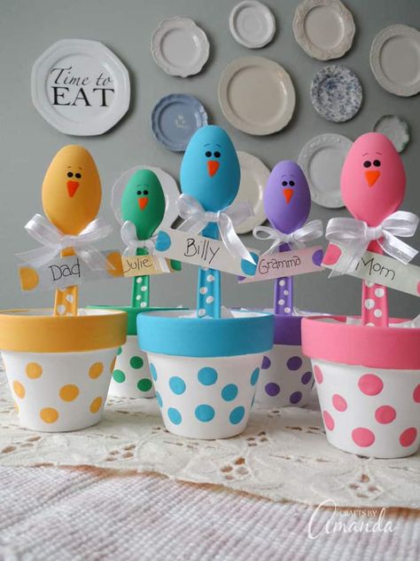 These Plastic Spoon Chicks are full of color and make a great addition to your holiday table. Make these adorable chicks to grace your table this year! #easter #eastercrafts #placesetting #paint #holidaycrafts #adultcrafts Diy – Velikonoce, Easter Chick Craft, Diy Osterschmuck, Clay Pot Crafts, Easter Projects, Easter Dinner, Easter Time, Hoppy Easter, Easter Chicks