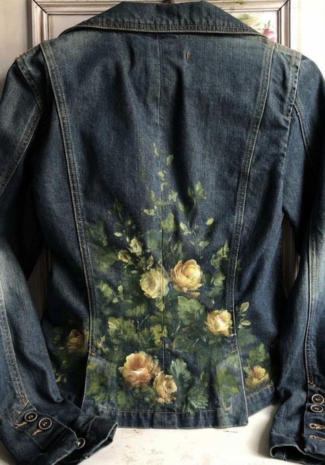 Acrylic Painting On Clothes, Painting On Jeans Ideas, Clothes Customisation, Jean Rose, Ropa Upcycling, Painted Clothes Diy, Wearable Art Clothing, Fabric Painting On Clothes, Painted Jeans