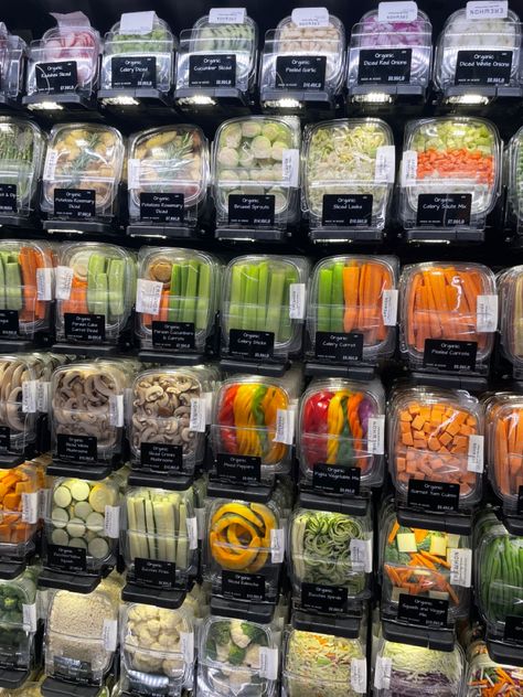 Healthy Fridge, Fruit And Veg Shop, Vegetable Packaging, Food Business Ideas, Grocery Store Design, Healthy Groceries, Healthy Lifestyle Food, Food Display, Salad Bar