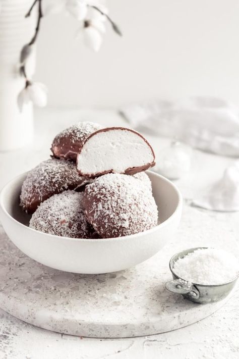 Marshmallow Snowballs Snowball Recipe Marshmallow, Marshmallow In Chocolate, Marshmallow Tea Cakes, Egg White Marshmallow Recipe, Winter Birthday Desserts, Marshmallow Root Marshmallows, Christmas Marshmallow Ideas, Marshmallow Desert, Marshmallow Bonbons