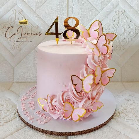 Butterfly Flower Cake Ideas, Quinceañera Green, Butterfly Themed Cake, Pink Butterfly Cake, Butterfly Theme Cake, Cake Butterfly, Girly Birthday Cakes, Buttercream Cake Designs, Rose Gold Cake