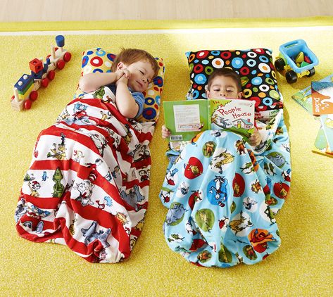 Diy Sleeping Bag, Sleeping Bag Pattern, All People Quilt, Toddler Sleeping Bag, Kids Sleeping Bags, Diy Toddler, Toddler Sleep, Strip Quilts, Read A Book