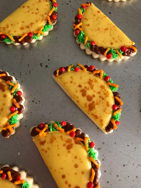 Taco Tuesday Cookies, Taco Shaped Cookies, Taco Cookies Royal Icing, Taco Decorated Cookies, Mexican Sugar Cookies Decorated, Taco Sugar Cookies, Taco Cookies Decorated, Taco Cake Ideas, Fiesta Cookies Decorated