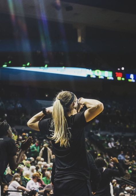 Paige Beukers Wallpaper, Paige Buckers Wallpaper, D1 Basketball Aesthetic, Paige Bueckers Basketball Wallpaper, Paige Bueckers Wallpaper Aesthetic, Pagie Bueckers Wallpaper, Paige Bueckers Wallpaper Collage, Paige Bueckers Wallpaper Laptop, Wbb Aesthetic