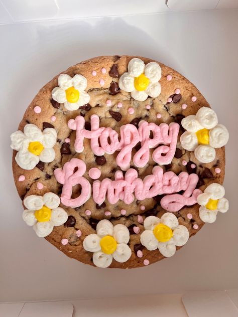 Cookie Cake Decorations Birthday, Big Cookie Cake Birthdays, Trendy Cookie Cake, Cookie Cake Flower Design, Pink Cookie Cake Birthday, Hayley Cakes And Cookies, Funny Royal Icing Cookies, Cookie And Cake Recipes, Cake With Cookies Decoration