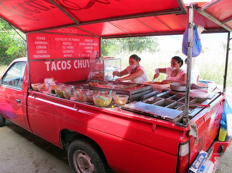 It's amazing how they converted the back of the pickup truck into a taco Kombi Food Truck, Taco Cart, Bike Food, Food Vans, Mobile Food Cart, Food Van, Mobile Food Trucks, Food Carts, Taco Stand