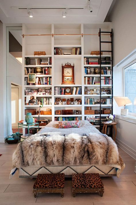 These 23 gorgeous, bookish bedrooms have us swooning. Bookshelves Ideas For Bedroom, Bookish Bedroom, Minimalist Bookshelves, Cozy Home Library, Bookshelf Headboard, Bookshelves In Bedroom, New York City Apartment, Home Library Design, Bookshelf Design