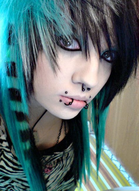 Kinda wish I had known about scene hair when I was still young enough to do it... Emo Scene Girls, Scene Makeup, Scene Punk, Emo Scene Hair, Scene Queens, Cool Piercings, Scene Outfits, Emo Hair, Scene Girls