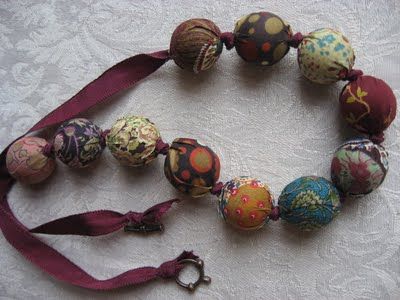 Diy Necklaces Tutorial, Beaded Necklace Tutorial, Diy Collier, Beaded Necklace Diy, Fiber Jewelry, Necklace Tutorial, Bead Necklaces, Fabric Necklace, Necklaces And Bracelets