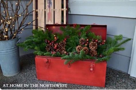 Old Tool Box Decorated For Christmas Christmas Tools, Old Tool Boxes, Christmas Booth, Christmas Vignettes, Navidad Diy, Christmas Arrangements, Old Fashioned Christmas, Christmas Porch, Christmas Decorations Rustic