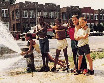 Back in the Days: Jamel Shabazz, Photos 1980-1989.    http://secretforts.blogspot.com.br/2009/04/back-in-days-jamel-shabazz-1980-1989.html Jamel Shabazz, Black Culture, Fire Hydrant, Black Kids, Back In The Day, Black People, Kids Playing, Vintage Photos, Street Photography