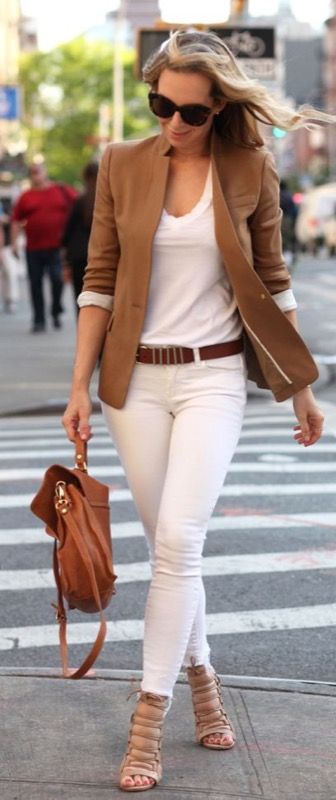 Come vestire casual chic? Le 5 regole d’oro per un look vincente Mode Over 50, Brooklyn Blonde, Stile Casual Chic, Womens Fashion Casual Chic, Casual Chic Summer, Walking Down The Street, Blazer Outfits For Women, White Jeans Outfit, Beige Blazer