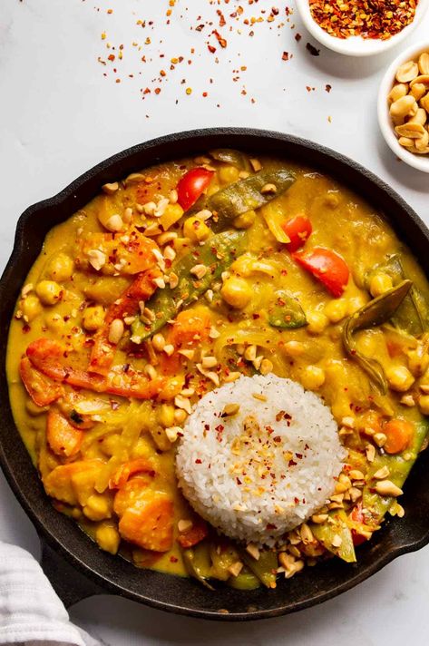 Coconut Mango Curry with Chickpeas & Vegetables Mango Indian Recipes, Mango Curry Recipe, Mango Recipes Vegan, Veggie Coconut Curry, Mango Chickpea Curry, Vegan Mango Curry, Crockpot Curry Vegetarian, Quick Vegetarian Curry, Vegan Tofu Curry Recipes