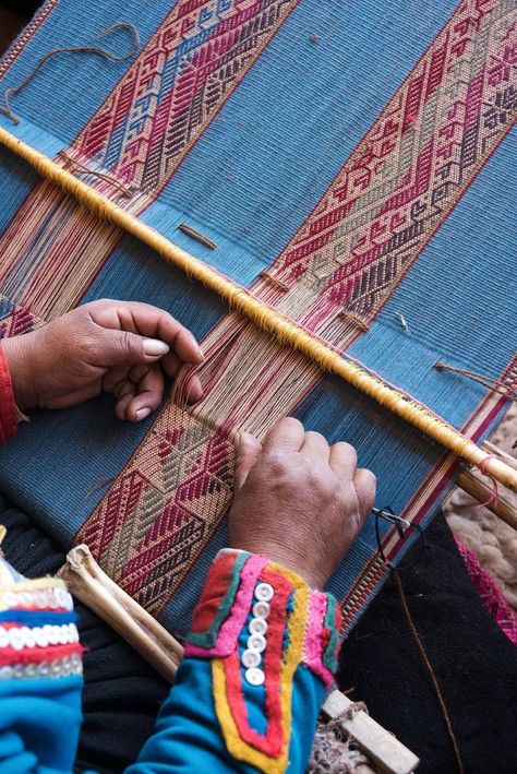 Textile Weaving Art, Peru Textiles, Peruvian Textiles Pattern, Textile Photography, Peru Fashion, Peru Art, Mayan Textiles, Textile Weaving, Crafts Photography