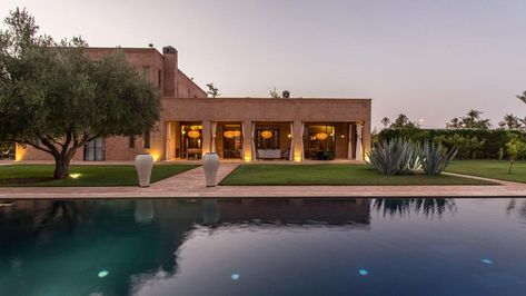 Drinks For Christmas, Contemporary Spa, Villa Marrakech, 3 Meals A Day, Massage Room Design, Movie Theater Rooms, Garden Line, Golf Estate, Contemporary Villa