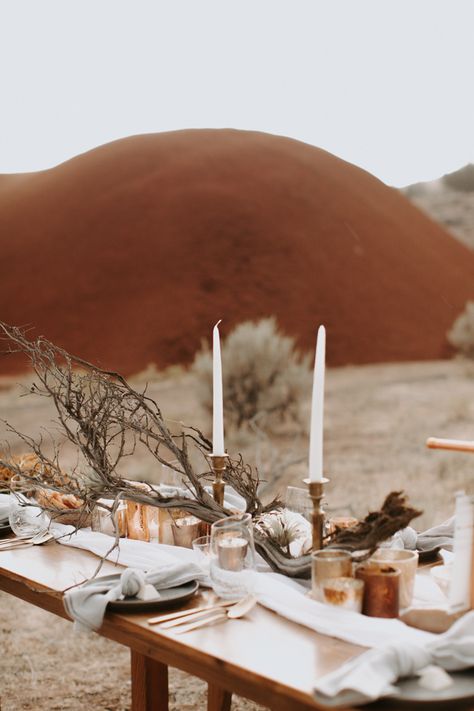 Desert Wedding Tablescape, Wedding In Desert, Rustic Desert Wedding, Desert Wedding Table Decor, Branches Table Decor, Desert Tablescape, Desert Style Decor, Desert Picnic, Desert Wedding Decor