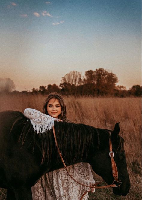 Western Outfit Senior Pictures, Horse Birthday Photoshoot Ideas, Big Dress Horse Photoshoot, Long Dress Horse Photoshoot, Graduation Horse Photoshoot, Photography With Horses Photo Ideas, Black Horse Photoshoot, Horse Farm Photo Shoot, Photoshoot With A Horse