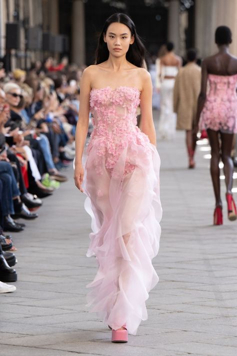 Ermanno Scervino RTW Spring 2024 Pink Runway, Runway Fashion Couture, Model Walks, Runway Dresses, Ermanno Scervino, Gala Dresses, Outfit Look, Glam Dresses, Runway Models