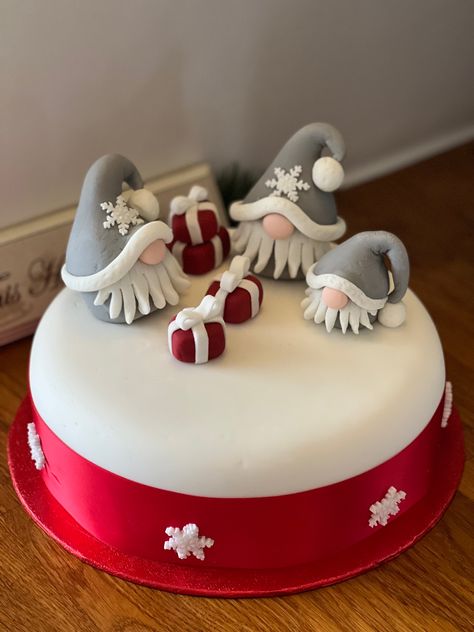 Easy Xmas Cake Decorating Ideas, Christmas Cake Icing Ideas, Gonk Birthday Cakes, Christmas Cake Decor Ideas, Christmas Cake Fondant Decorating Ideas, Christmas Cake Designs Fondant, Gonk Christmas Cake, Christmas Cake Ideas Fondant, Christmas Cake Decorations Fondant