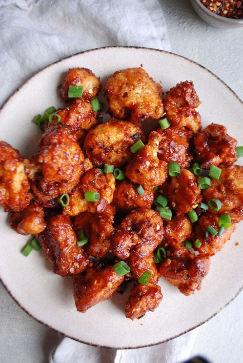 Can we all agree that cauliflower is so much better when it’s coated in a sauce, tossed in the air fryer and crisped to perfection. This air fried bbq cauliflower is no exception to that and may be one of my new favorite ways to make (and enjoy!) cauliflower. Air Fry Cauliflower, Fry Cauliflower, Buffalo Cauliflower Recipes, Bbq Cauliflower, Vegetarian Barbecue, Cauliflower Dishes, Buffalo Cauliflower, Primal Kitchen, Fried Cauliflower