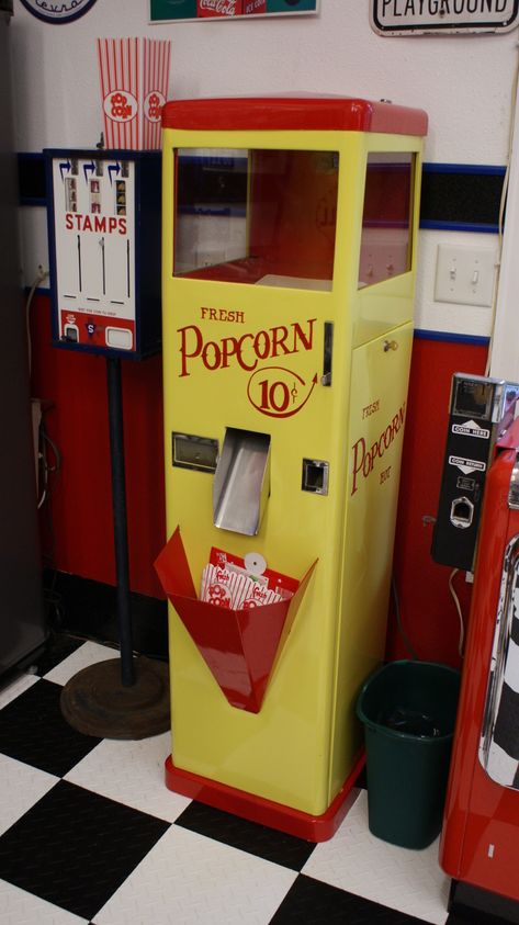 vintage popcorn vending machine - Google Search Vintage Vending Machine, Home Theater Concession, Vintage Popcorn Machine, Vendor Machine, Coin Op Machine, Popcorn Stand, Vintage Popcorn, Diy Popcorn, Vintage Machine