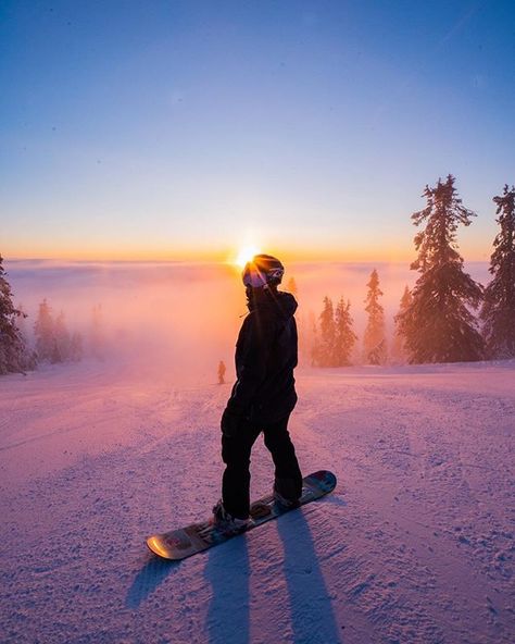 Sunrise laps in Trysil, Norway with @jonassjogren + @mimmsimm 📸 #Sunrise #Snowboard #Goldenhour #Winter #Norway #Dopesnow #Paradiseisnttropical Snowboard Pictures, Snowboard Aesthetic, Dope Snow, Winter Norway, Snowboarding Pictures, Snowboarding Aesthetic, Snowboarding Photography, Skiing Aesthetic, Snowboarding Style