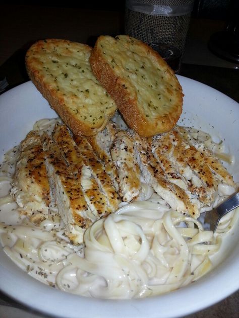 Homemade Chicken Fettuccine Alfredo with a side of Garlic Bread Chicken Alfredo With Garlic Bread, Garlic Bread And Pasta, Chicken Alfredo Aesthetic, White People Food, Pasta With Garlic Bread, Chicken Fettuccine Alfredo, Chicken Fettuccine, Soul Food Dinner, Fettuccine Alfredo