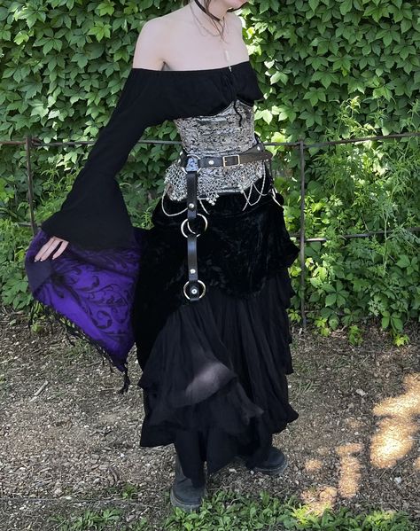 Zootzu black top (small) two black Zootzu skirts (s/m) layered together Midevil Outfit Ideas, Dark Ren Faire Costume, Ren Faire Garb, Black Ren Faire Outfit, Witch Ren Faire, Wench Outfit, Witchy Attire, Tavern Wench, Diy Armor