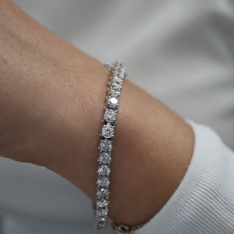 9cts bracelets all day long. Available. Ask me about 11cts we have... get one for mom show her you care 😇😇😇)). Always in stock ready to ship. . . . . . . #bracelet#diamondbracelet#tennisbracelet#roundbracelet#jewelerydesign#giftformom#nicegift#diamondgift#diamondbracelets#holidaysarecoming#whitediamonds#diamondgirl#girlboss#rounddiamonds#classicjewelry Tennis Bracelet Settings, Solitaire Bracelet, Graff Diamonds, Mom Show, Gold For Sale, 2023 Vision, Diamond Tennis Bracelet, Engagement Rings Round, Tennis Bracelet Diamond