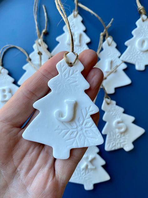 Gift Tag Ornaments Handmade Christmas, Salty Dough Christmas Ornaments, Clay Christmas Gift Ideas, Polymer Clay Christmas Baubles, Polymer Clay Christmas Tree Decorations, Cute Clay Christmas Ornaments, Clay Crafts Air Dry Christmas, Polymer Clay Xmas Decorations, Modeling Clay Ideas Christmas