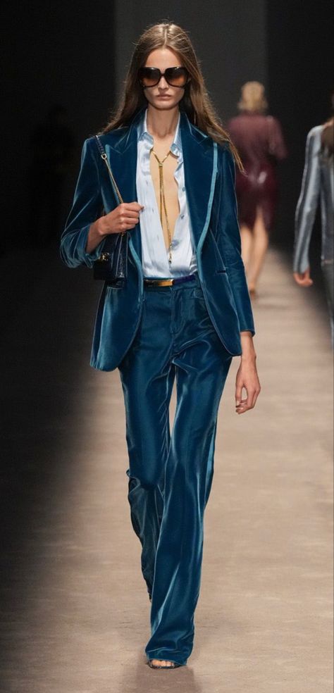 Gucci Campaign, Tom Ford Dress, Prada Runway, Milan Fashion Week Runway, Tom Ford Gucci, Tom Ford Suit, American Fashion Designers, The 1990s, Fashion Week Runway