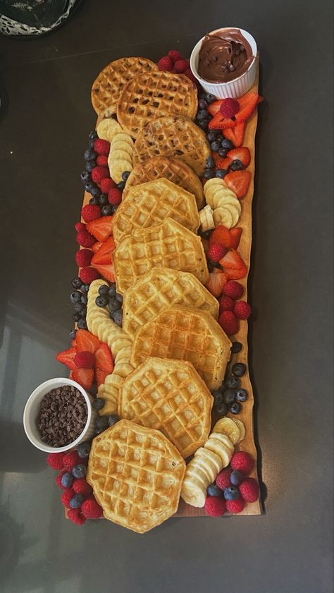 Waffle Charcuterie Board Ideas, Waffles Charcuterie Board, Waffle Charcuterie Board, Waffle Board, Breakfast Boards, Afghan Food Recipes, Board Party, Brunch Spread, Catering Ideas Food