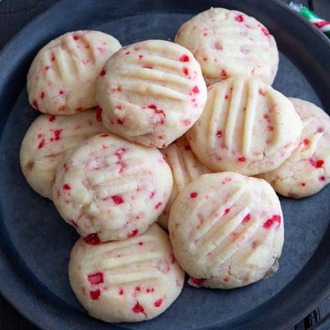 Peppermint Shortbread Cookies - Breads and Sweets Ricotta Bread, Peppermint Shortbread Cookies, Peppermint Shortbread, Shortbread Recipe Easy, Homemade Shortbread, Apple Cinnamon Bread, Short Bread, Christmas Shortbread, Cookie Platter