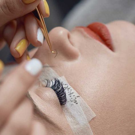 5 Things You Should Know Before You Get Eyelash Extensions Beauty Hacks Eyelashes, Foundation Tips, Eyelash Technician, Eyelash Extentions, Diy Eyelash Extensions, Eyelash Serum, Beauty Tips For Hair, Individual Lashes, Beauty Makeup Tips