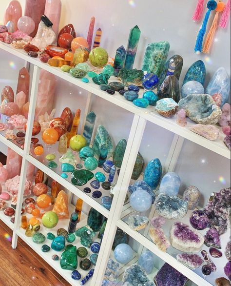 Crystal Chips Display Ideas, Small Metaphysical Shop Ideas, Organizing Crystals Storage Ideas, Crystal Shop Ideas, Crystal Store Display Ideas, Crystal Shop Display Ideas, Crystal Shop Display, Crystal Organization Display, Crystal Collection Aesthetic