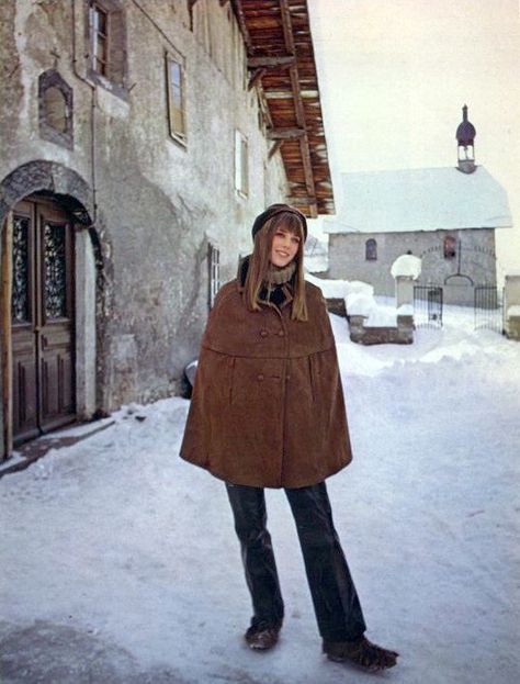 Jane Burlington Style, Jane Birkin Winter, 60s Winter Fashion, Style Jane Birkin, Big Fur Coat, 70s Winter, Jane Birkin Style, Chalet Chic, 60s Women