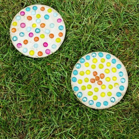 How To Make DIY Stepping Stones With Kids - Kids Activity Zone Stepping Stone Crafts, Diy Garden Stepping Stones, Stepping Stones Kids, Diy Stepping Stones, Fair Crafts, Paint Stir Sticks, Concrete Stepping Stones, Stepping Stones Diy, Garden Stepping Stones